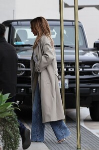 jennifer-lopez-stuns-in-chic-style-amid-thanksgiving-drama-9.jpg