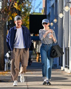 julia-garner-and-john-owen-lowe-enjoy-casual-lunch-at-joan-s-on-third-in-studio-city-12.18.2024-1.jpg