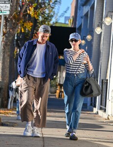 julia-garner-and-john-owen-lowe-enjoy-casual-lunch-at-joan-s-on-third-in-studio-city-12.18.2024-4.jpg