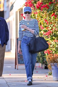 julia-garner-and-john-owen-lowe-out-at-joan-s-on-third-in-studio-city-12-18-2024-4.jpg