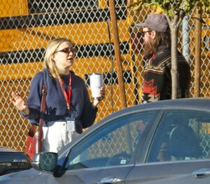 kate-hudson-and-danny-fujikawa-enjoy-animated-stroll-in-la-12.20.2024-0.jpg