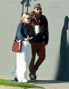 kate-hudson-and-danny-fujikawa-enjoy-animated-stroll-in-la-12.20.2024-1.jpg