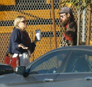 kate-hudson-and-danny-fujikawa-enjoy-animated-stroll-in-la-12.20.2024-4.jpg