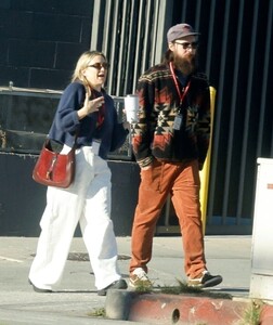 kate-hudson-and-danny-fujikawa-enjoy-animated-stroll-in-la-12.20.2024-6.jpg