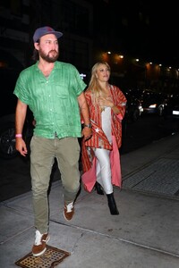 kate-hudson-and-her-boyfriend-danny-fujikawa-night-out-in-new-york-07-12-2024-4.jpg