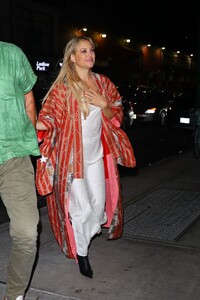kate-hudson-and-her-boyfriend-danny-fujikawa-night-out-in-new-york-07-12-2024-5.jpg