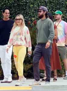 kate-hudson-and-zooey-deschanel-share-a-surprise-encounter-during-la-stroll-1.jpg