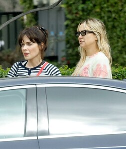 kate-hudson-and-zooey-deschanel-share-a-surprise-encounter-during-la-stroll-3.jpg