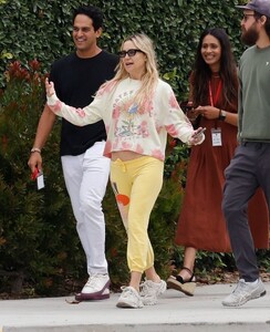 kate-hudson-and-zooey-deschanel-share-a-surprise-encounter-during-la-stroll-7.jpg