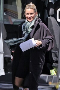 kate-hudson-arrives-on-set-of-mindy-kaling-s-untitled-basketball-comedy-03-22-2024-0.thumb.jpg.f627acea43dcaf7fd8352b0b7e7115da.jpg