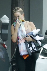 kate-hudson-exudes-post-workout-glow-in-la-09-27-2024-2.jpg
