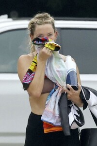 kate-hudson-exudes-post-workout-glow-in-la-09-27-2024-3.jpg