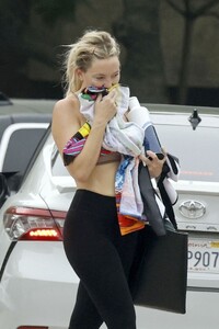 kate-hudson-exudes-post-workout-glow-in-la-09-27-2024-4.jpg