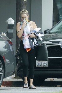 kate-hudson-exudes-post-workout-glow-in-la-09-27-2024-5.jpg