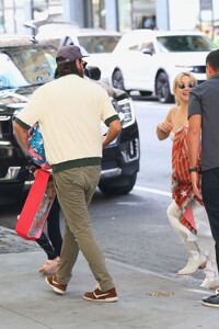 kate-hudson-leaving-bar-pitti-in-new-york-07-12-2024-1.jpg