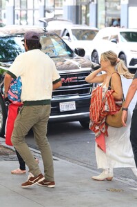 kate-hudson-leaving-bar-pitti-in-new-york-07-12-2024-2.jpg