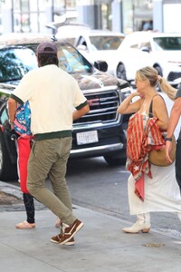 kate-hudson-leaving-bar-pitti-in-new-york-07-12-2024-3.jpg