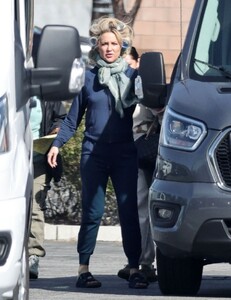 kate-hudson-out-on-set-with-curlers-in-her-hair-03-18-2024-2.thumb.jpg.4ba2252f86cbd7bc2fbf67a6da2dacdf.jpg