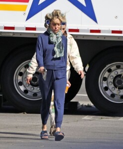 kate-hudson-out-on-set-with-curlers-in-her-hair-03-18-2024-4.thumb.jpg.29ae88ca6fc58153cfb6a7eb48a1a9a7.jpg