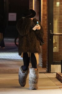 kate-hudson-spotted-christmas-shopping-in-aspen-12.22.2024-0.jpg