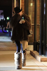 kate-hudson-spotted-christmas-shopping-in-aspen-12.22.2024-1.jpg