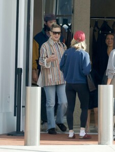 kate-hudson-steps-out-in-style-at-ysl-in-beverly-hills-11-04-2024-3.jpg