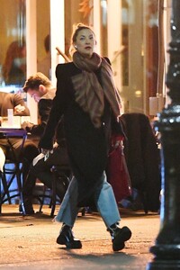 kate-hudson-strides-into-the-golden-swan-for-a-nyc-dinner-11-19-2024-0.jpg