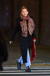 kate-hudson-strides-into-the-golden-swan-for-a-nyc-dinner-11-19-2024-3.jpg