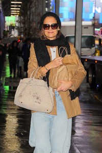 katie-holmes-arrives-for-our-town-performance-on-rainy-nyc-day-12.11.2024-0.jpg
