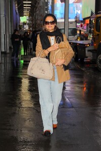 katie-holmes-arrives-for-our-town-performance-on-rainy-nyc-day-12.11.2024-2.jpg