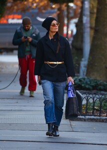 katie-holmes-beams-with-joy-on-her-46th-birthday-outing-in-new-york-city-12_17.2024-2.thumb.jpg.5f697ba40908535608044f780f014f3d.jpg