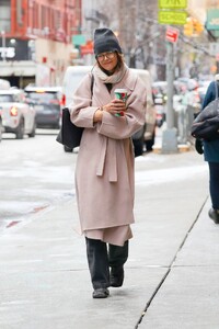 katie-holmes-braves-the-chilly-new-york-weather-12_21.2024-1.thumb.jpg.541815ee4339bcf326a99fe7f59f2795.jpg