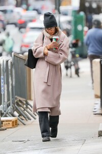 katie-holmes-braves-the-chilly-new-york-weather-12_21.2024-5.thumb.jpg.197acea835f47d4b5df028aa48f69fd9.jpg