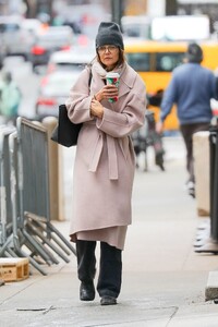 katie-holmes-braves-the-chilly-new-york-weather-12_21.2024-6.thumb.jpg.2230ab6663c800b6dbed436d2d953665.jpg