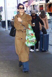 katie-holmes-chic-winter-outing-a-fashionable-return-to-broadway-0.jpg
