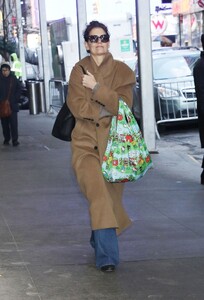 katie-holmes-chic-winter-outing-a-fashionable-return-to-broadway-1.jpg