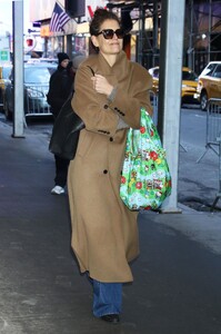 katie-holmes-chic-winter-outing-a-fashionable-return-to-broadway-2.jpg