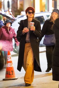 katie-holmes-exudes-effortless-style-in-newsboy-cap-during-nyc-coffee-run-12.20.2024-5.jpg