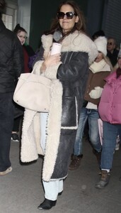 katie-holmes-in-a-long-shearling-coat-put-and-about-in-new-york-12-07-2024-3.jpg