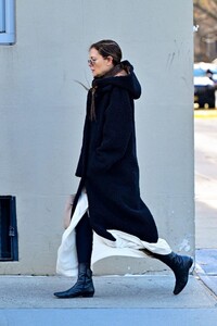katie-holmes-out-and-about-on-a-chilly-day-in-new-york-city-12-01-2024-3.jpg