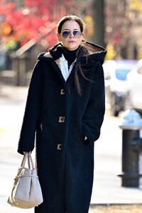 katie-holmes-out-and-about-on-a-chilly-day-in-new-york-city-12-01-2024-4.jpg