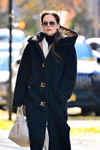 katie-holmes-out-and-about-on-a-chilly-day-in-new-york-city-12-01-2024-6.jpg