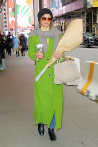 katie-holmes-stuns-in-new-york-city-12.15-2024-3.jpg