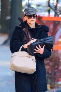 katie-holmes-vraves-the-cold-during-a-day-out-in-new-york-11-30-2024-1.jpg