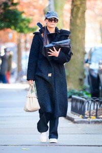 katie-holmes-vraves-the-cold-during-a-day-out-in-new-york-11-30-2024-2.jpg