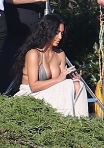 kim-kardashian-celebrates-44th-birthday-in-malibu-style-10-20-2024-15.jpg