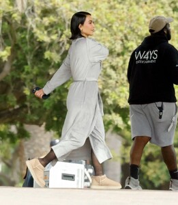 kim-kardashian-heading-back-to-her-trailer-in-los-angeles-10-30-2024-2.jpg