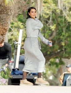 kim-kardashian-heading-back-to-her-trailer-in-los-angeles-10-30-2024-6.jpg