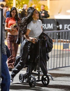 kim-kardashian-shines-at-billie-eilish-concert-despite-broken-foot-12.16.2024-9.jpg
