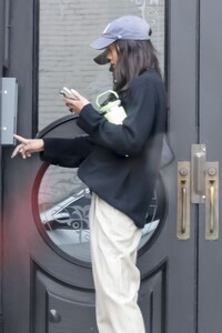 laura-harrier-visits-hair-salon-after-addressing-shameik-moore-s-post-12.28.2024-2.jpg